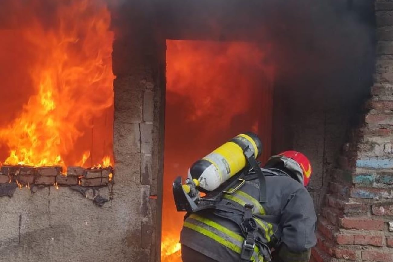 Córdoba: los bomberos extinguieron un incendio en una vivienda de Parque República (imagen ilustrativa).