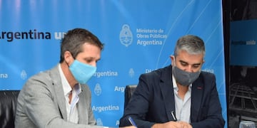 La firma del convenio específico para la construcción del colector industrial y la planta de tratamiento en Villa Mercedes. Gentileza ANSL