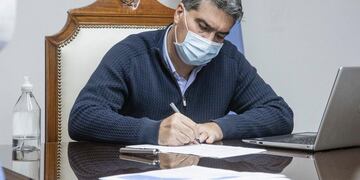 Capitanich firmó el decreto que prorroga las medidas de desescalada.