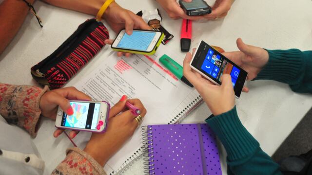 Universidad ofrece becas gratis a estudiantes que prometan no usar sus teléfonos. | Imagen de referencia.