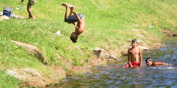 Calor en la ciudad de Córdoba, peatonal rio Suquía , plazas con gente acalorada y con botellas de agua mineral o helados haciendole frente al calor.