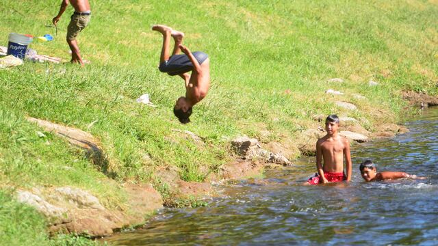 Calor en la ciudad de Córdoba, peatonal, rio Suquía, plazas con gente tratando de hacer frente a las altas temperaturas (La Voz).