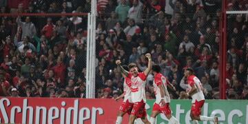 Franco Watson festeja su gol, para que Instituto destrabe un partido chivo.