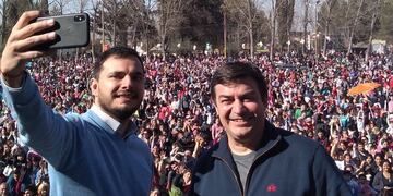 El presidente del Pro en Mendoza, Omar de Marchi junto al elegido para sucederlo, Álvaro Martínez. Gentileza Bien Cuyano