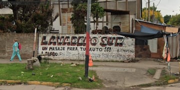 Una persona que se movilizaba a pie efectuó múltiples disparos contra un lavadero ubicado en Ayacucho al 6200.