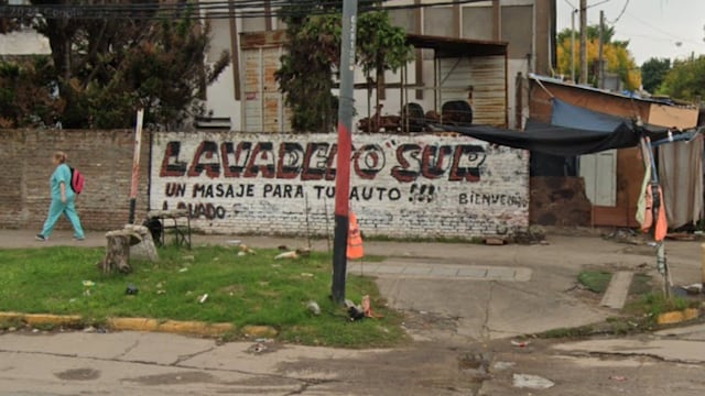 Una persona que se movilizaba a pie efectuó múltiples disparos contra un lavadero ubicado en Ayacucho al 6200.