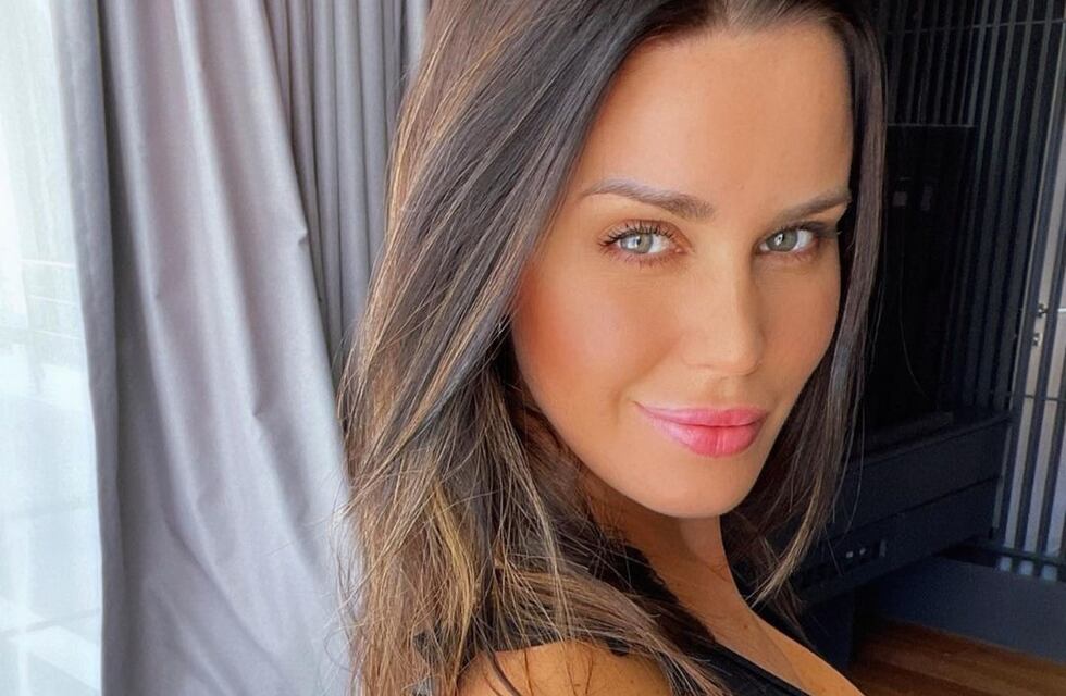 Natalie Weber se lució en Instagram con una microbikini verde al estilo taparrabos