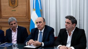 El ministro de Economía, Luis Caputo; el jefe de Gabinete, Guillermo Francos; y el vicejefe de Gabinete del Interior, Lisandro Catalán. Foto: NA