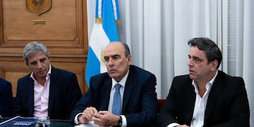 El ministro de Economía, Luis Caputo; el jefe de Gabinete, Guillermo Francos; y el vicejefe de Gabinete del Interior, Lisandro Catalán. Foto: NA