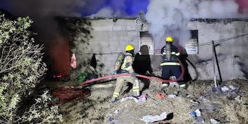 Tres personas fueron hospitalizadas tras un incendio en Río Cuarto, sur de la provincia de Córdoba.
