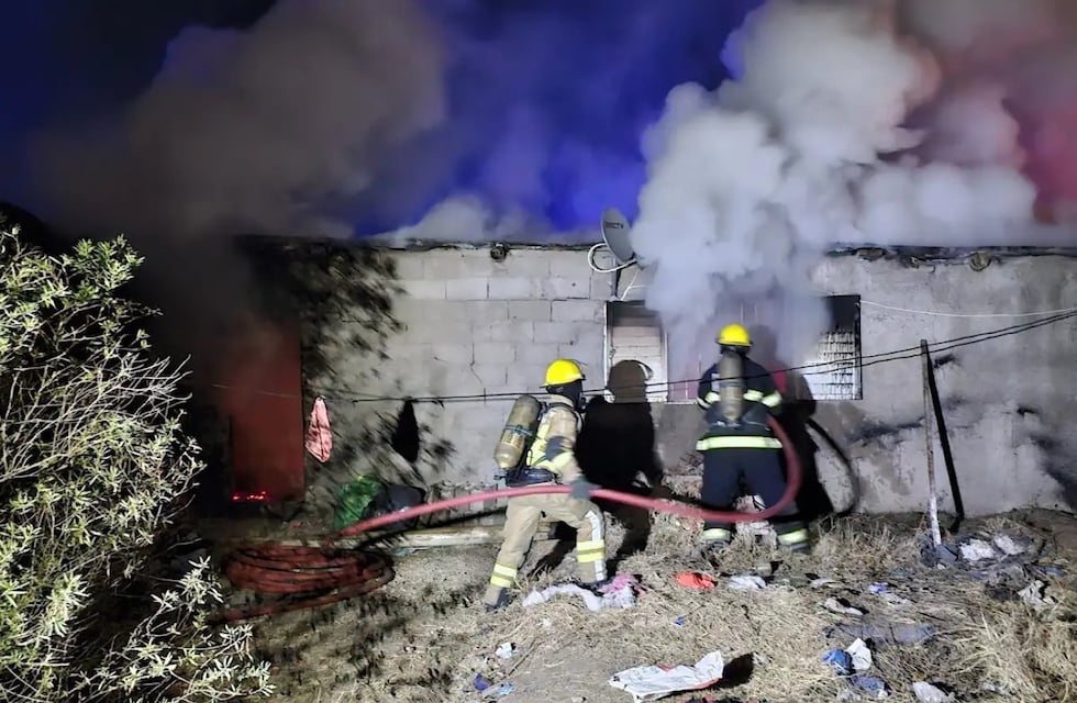 Se incendió por completo una casa en Córdoba: una niña de 7 años fue internada