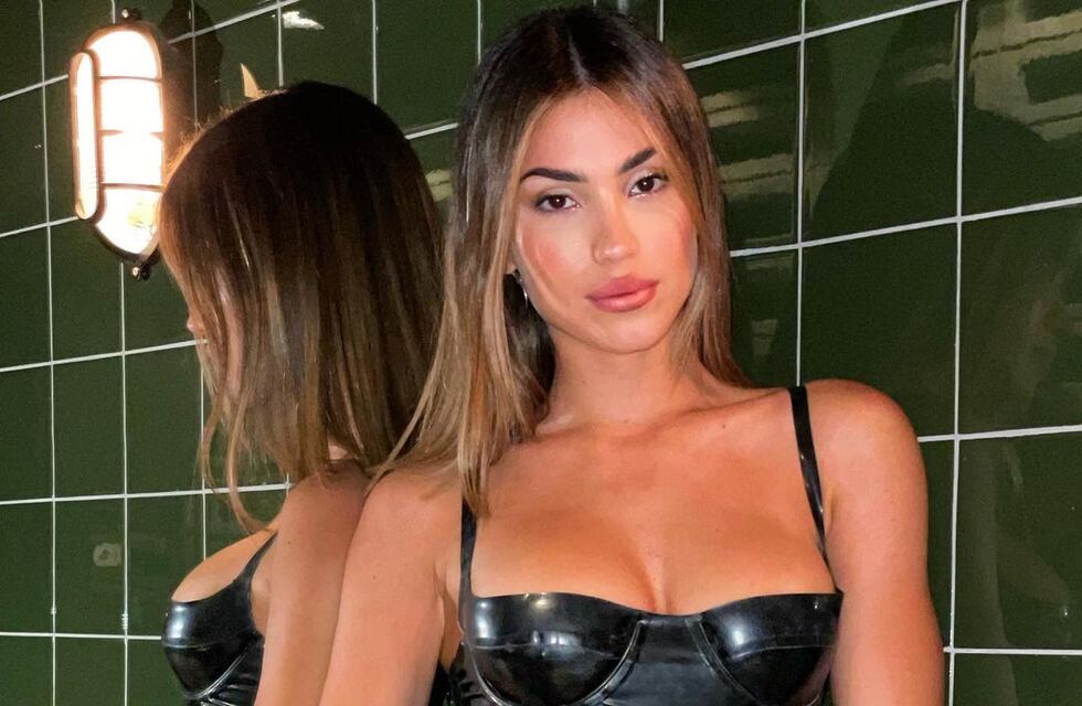 Agustina Agazzani encendió las redes con un corset engomado: “Malévola indecisa”
