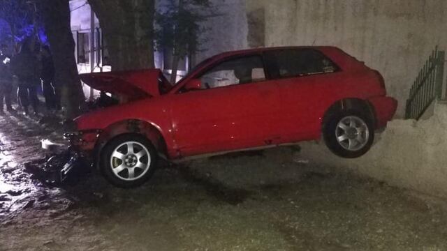 El tremendo choque terminó con dos personas heridas. (Gentileza bomberos de Villa General Belgrano).