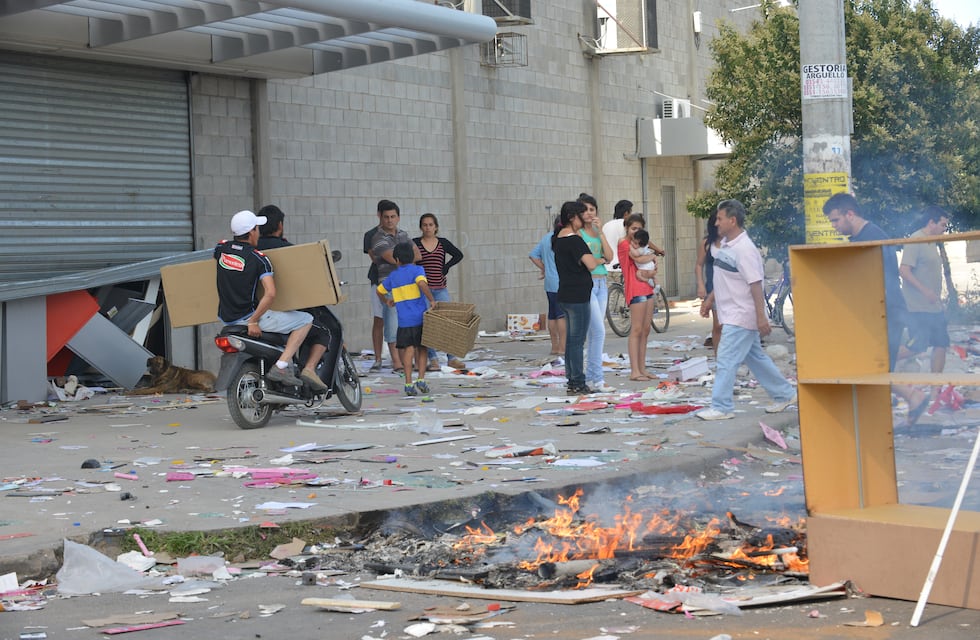 La noche en que Córdoba quedó sola: a 12 años del acuartelamiento policial, la memoria del miedo sigue latente