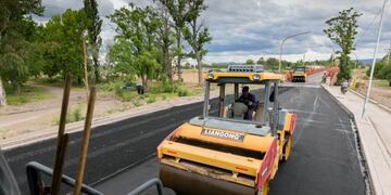 Comenzaron a colocar el asfalto en la avenida Balloffet a la altura de los dos puentes.