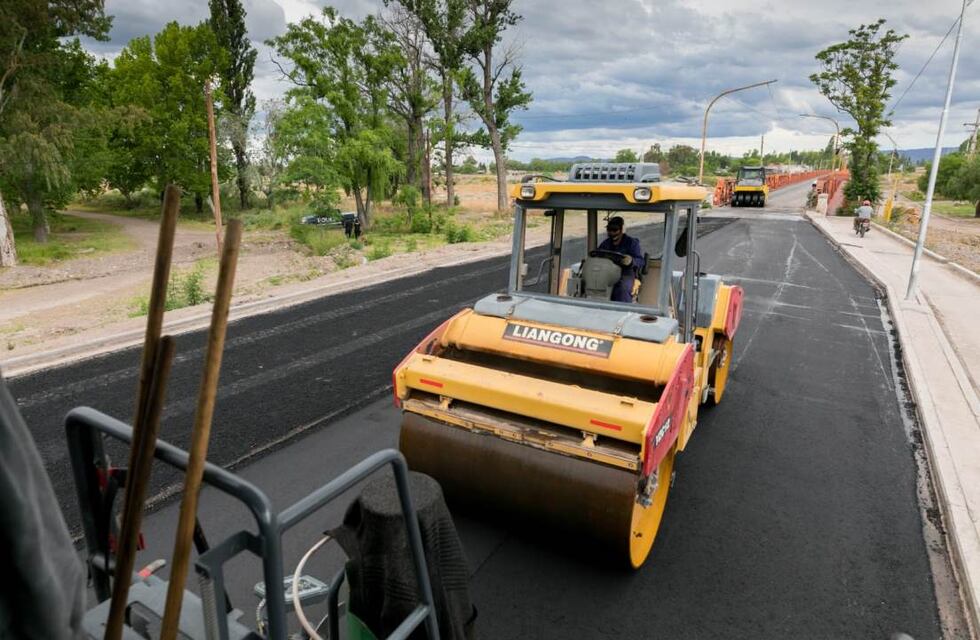 Comenzaron a asfaltar avenida Balloffet por lo que sigue el tránsito cortado a la altura de los dos puentes