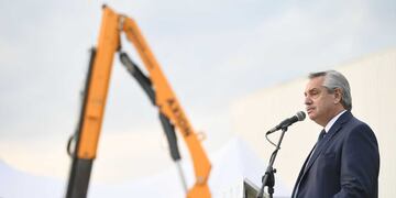 “Ahora que estamos sobrellevando este tiempo y que entramos a la recuperación, les pido con la esperanza de siempre, con el amor que tenemos, con toda la fuerza: recuperemos la Argentina que nos merecemos para que podamos vivir la vida que queremos”, expresó el presidente.