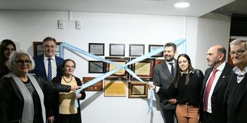 Descubrieron una placa en el edificio de calle Acuña de la UTN por los 50 años en Rafaela