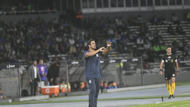 El técnico alterno Fernando Machado terminó dirigiendo a Talleres por la expulsión del "Cacique" (Javier Ferreyra / La Voz).
