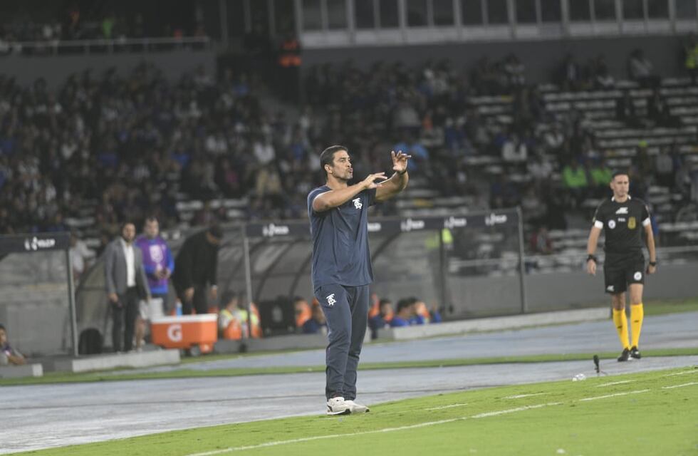 Las explicaciones en Talleres: del “hicimos el gasto” al “pega en el palo y sale”