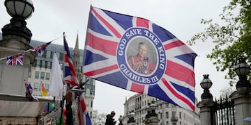 Una bandera con una imagen del rey Carlos III de Gran Bretaña a la venta para celebrar la coronación del rey Carlos III, en una tienda de Londres, el jueves 27 de abril de 2023. (AP Foto/Kin Cheung)