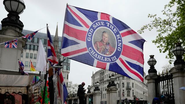 Una bandera con una imagen del rey Carlos III de Gran Bretaña a la venta para celebrar la coronación del rey Carlos III, en una tienda de Londres, el jueves 27 de abril de 2023. (AP Foto/Kin Cheung)