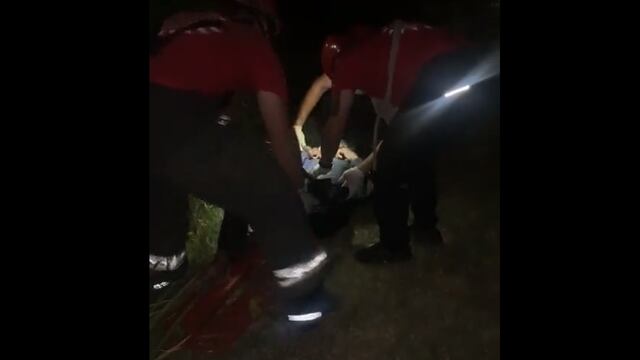 El hombre de 50 años fue llevado a un centro de salud (Captura de video).