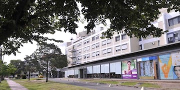 La pareja fue abordada en avenida Vélez Sarsfield, momentos después de salir del Hospital Privado.