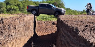 Una camioneta “levitó” en una obra y dos cordobeses quedaron al borde del abismo en Santa Fe.