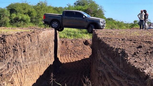 Una camioneta “levitó” en una obra y dos cordobeses quedaron al borde del abismo en Santa Fe.