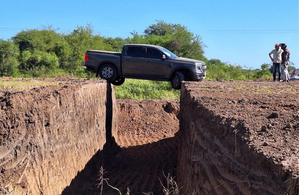 Una camioneta “levitó” en una obra y dos cordobeses quedaron al borde del abismo