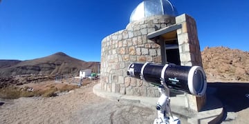 El Centro de Observación Astronómica de Susques (COAS), primer observatorio astronómico de la provincia con fines científicos y turísticos, situado en esa localidad cordillerana distante 212 km al noroeste la capital San Salvador de Jujuy.