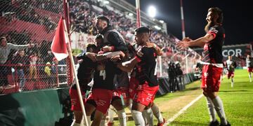 Así se grita un triunfo. Así se festeja el 2-0 de Instituto, para seguir en la pelea por el campeonato (Pedro Castillo / La Voz).