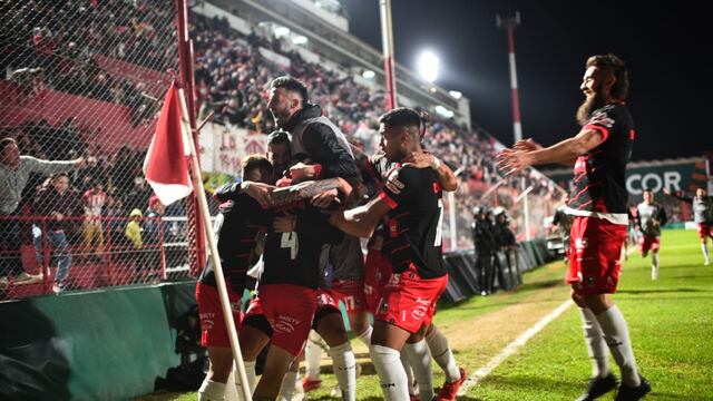 Así se grita un triunfo. Así se festeja el 2-0 de Instituto, para seguir en la pelea por el campeonato (Pedro Castillo / La Voz).