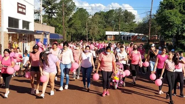 Caminata por la lucha contra el cáncer de mama en Santo Pipó