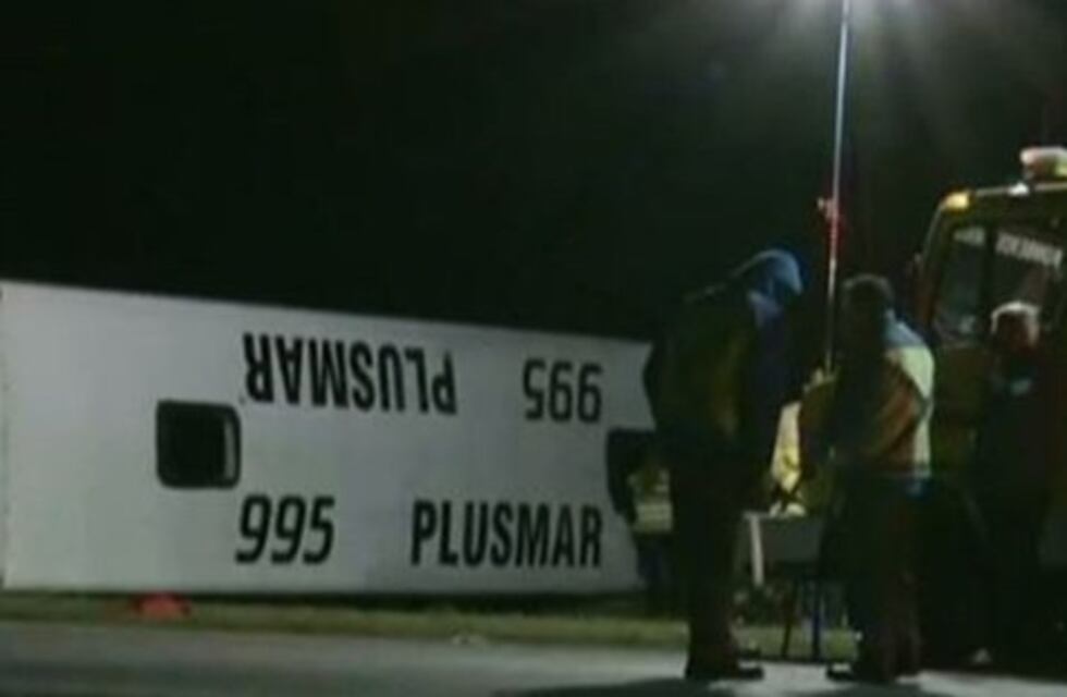 Volcó un micro en la ruta 2: hay dos muertos y más de 40 heridos