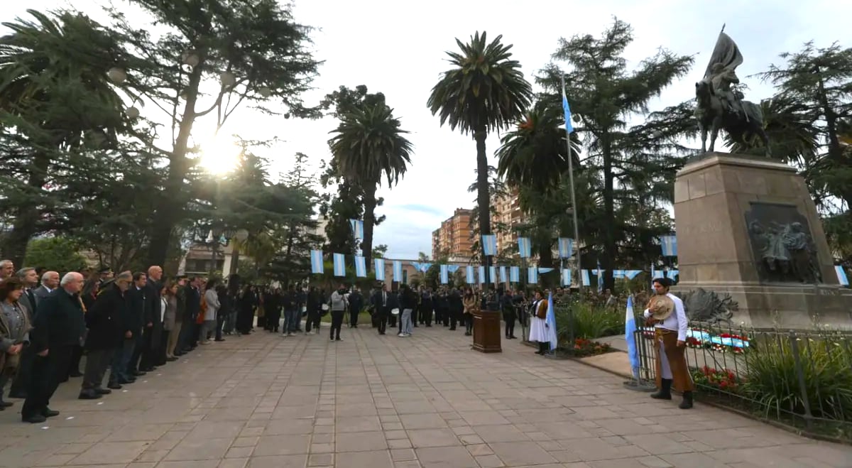 “Expresamos el orgullo de ser jujeños”, definió el gobernador Carlos Sadir en el acto oficial celebrado en la plaza Belgrano para recordar el Éxodo Jujeño y honrar la memoria del conductor del glorioso Ejército del Norte.