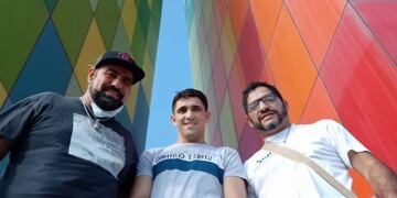 Armando Andrada (ayudante), Kevin Muñoz y Pablo Chacón (entrenador), en el monumento Ventana al Mundo, en Barranquilla, Colombia.