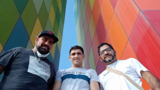 Armando Andrada (ayudante), Kevin Muñoz y Pablo Chacón (entrenador), en el monumento Ventana al Mundo, en Barranquilla, Colombia.