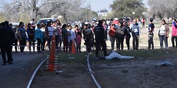 Una mujer murió arrollada por un tren y su bebé está grave en avenida Sabattini, debajo del puente de Circunvalación.  (Ramiro Pereyra / La Voz)