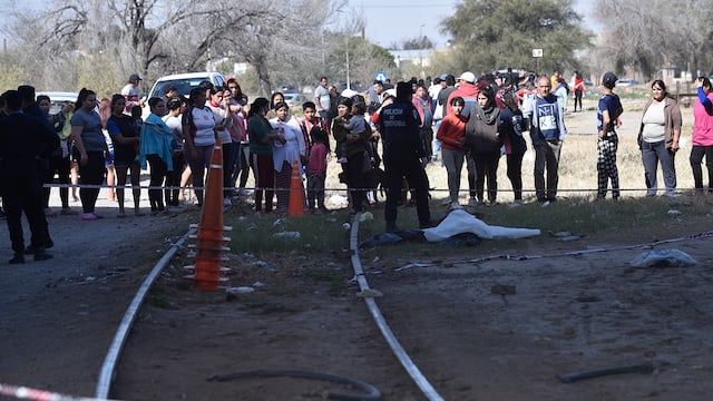 Una mujer murió arrollada por un tren y su bebé está grave en avenida Sabattini, debajo del puente de Circunvalación.  (Ramiro Pereyra / La Voz)