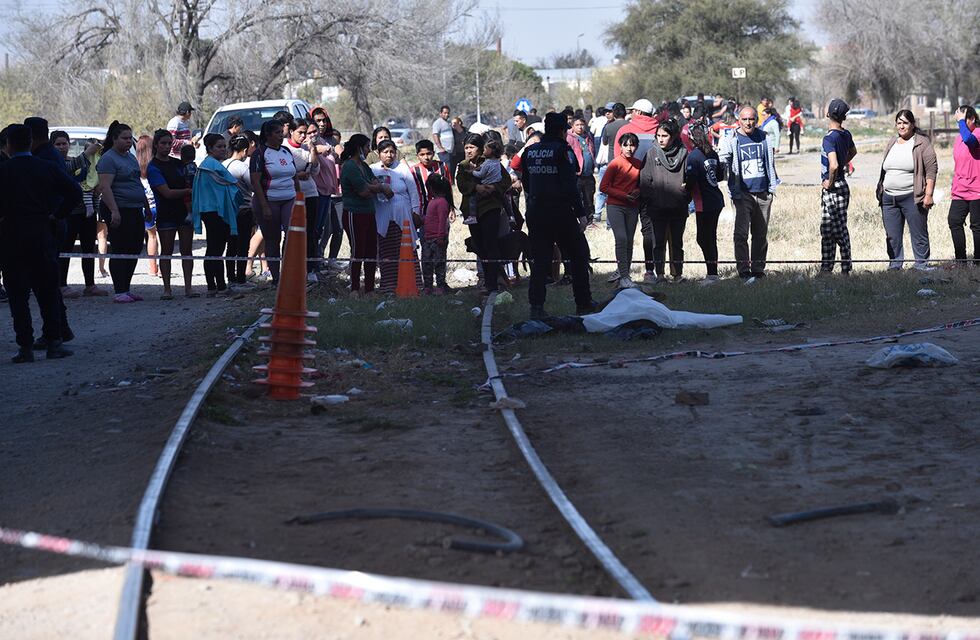 Tragedia en Córdoba: la atropelló el tren y arrojó a su bebé para salvarlo