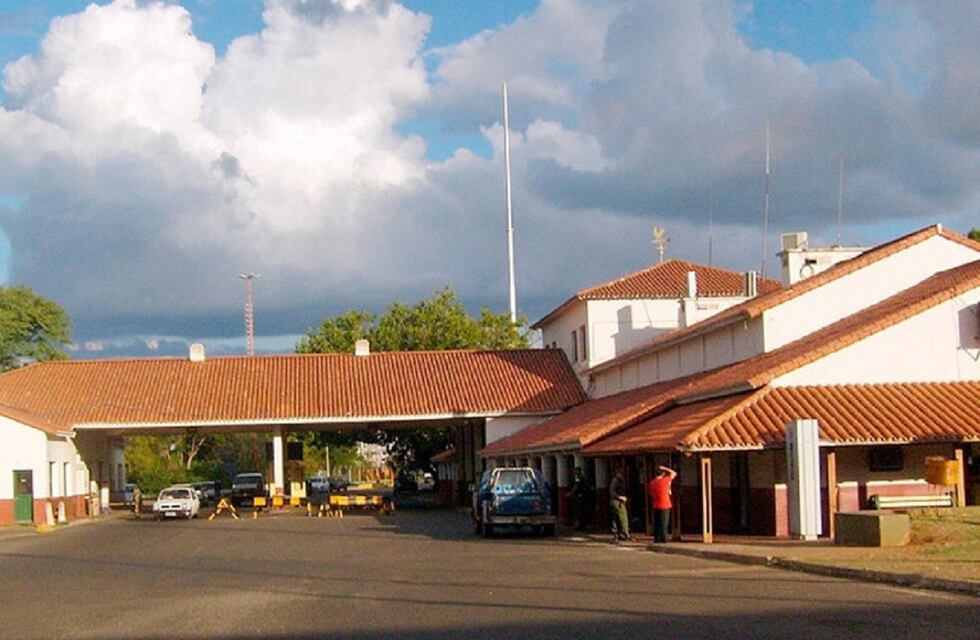 Pareja varada en Brasil espera ingresar a la Argentina por Paso de los Libres
