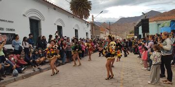 El Enero Tilcareño inició su temporada número 66 y la jornada inaugural concluyó con un "pasacalle cultural" a cargo de ballet de danzas folclóricas y los anateros locales, que le pusieron ritmo a la tarde noche de la villa veraniega.