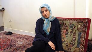 Narges Mohammadi, defensora iraní de los derechos de la mujer. La foto es de 2001. (Télam)