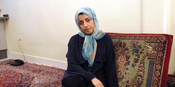 Narges Mohammadi, defensora iraní de los derechos de la mujer. La foto es de 2001. (Télam)