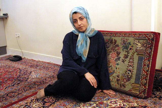 Narges Mohammadi, defensora iraní de los derechos de la mujer. La foto es de 2001. (Télam)