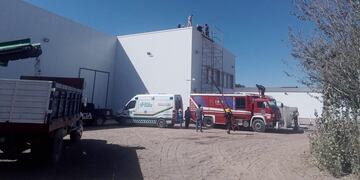 El personal de bomberos montó un operativo para bajr del techo al obrero descompensado.