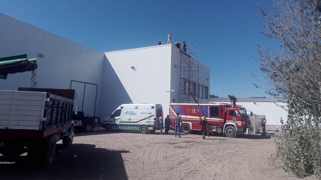 El personal de bomberos montó un operativo para bajr del techo al obrero descompensado.