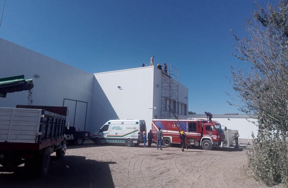 Bomberos rescató a un obrero que se descompensó a 15 metros de altura y quedó completamente inmovil